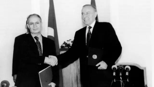 Heydər Əliyev neft müqaviləsini imzalayarkən, 1994-cü il.