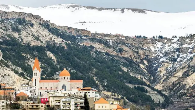 Kota Bsharri dikelilingi oleh hutan cedar kuno dan pegunungan berselimut salju.
