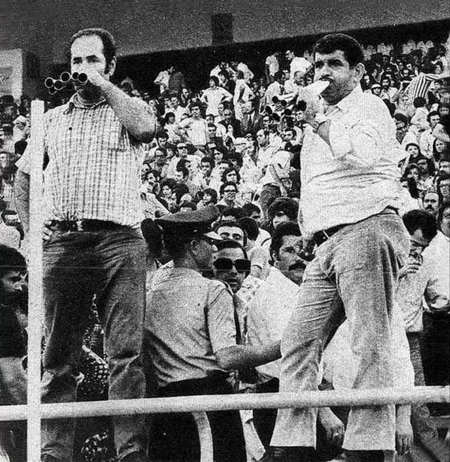 ممد بوقی و حسن تارزان دو بوقچی سرشناس پرسپولیس و تاج که اینجا به اتفاق هم برای تیم ملی بوق می‌زنند. حضور پرتعداد زنان هم در عکس مشهود است