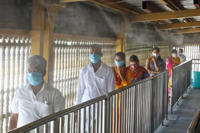 తిరుమల క్యూలైన్ లో భక్తులు