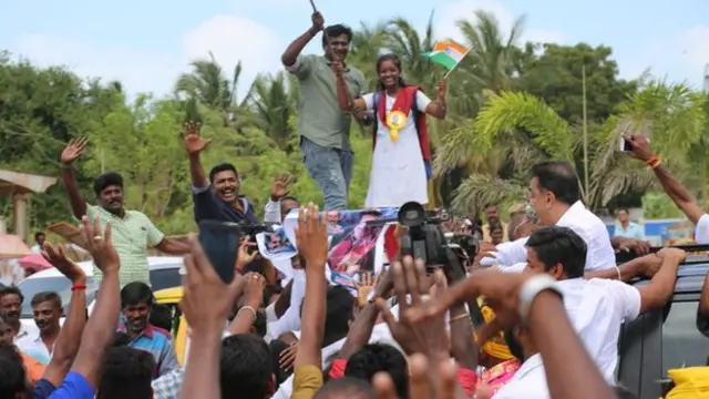 ராமநாதபுரம் செல்லும் வழியில் பாம்பன் பாலம் மற்றும் மண்டபம் பகுதியில் ரசிகர்கள் திரண்டு இருந்தனர்.