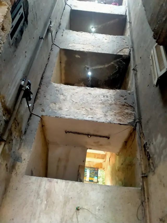 احد ابنية الحي السادس