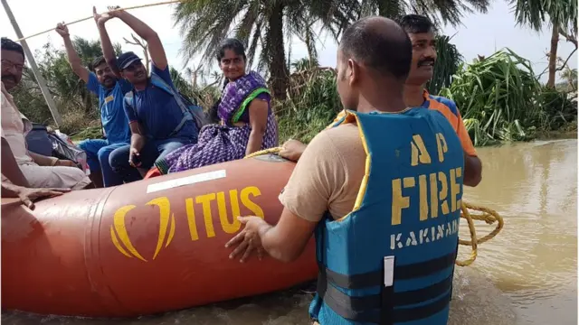 తుపాను అనంతరం సహాయచర్యలు