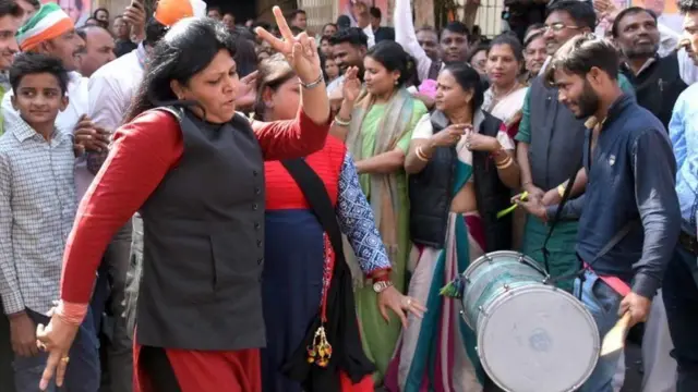 ઉત્સાહમાં ઝૂમી રહેલા કૉંગ્રેસી કાર્યકરની તસવીર