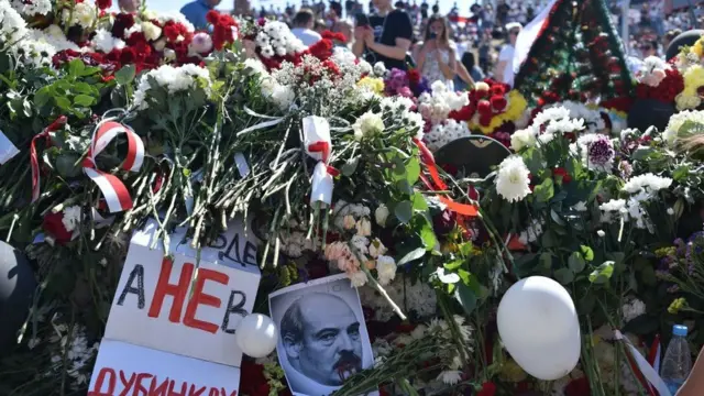 Цветы возле станции метро Пушкинская в Минске, где погиб Александр Тарайковский