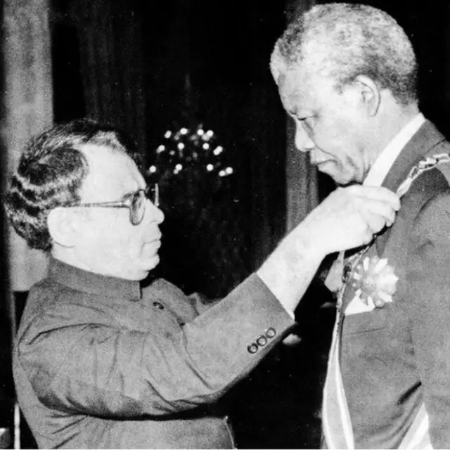 قائم مقام صدر وسیم سجاد نیلسن منڈیلا کو نشانِ امتیاز پیش کرتے ہوئے