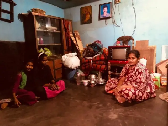 తెలుగు మాట్లాడే పారిశుద్ధ్య కార్మికుల కాలనీలోని కుటుంబం