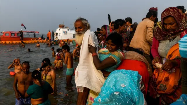 संगमावर जमलेली भाविकांची गर्दी