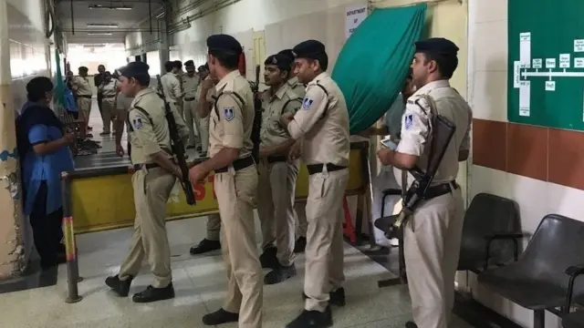 હૉસ્પિટલમાં પોલીસ