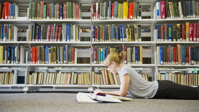 Femme lisant un livre dans une librerie