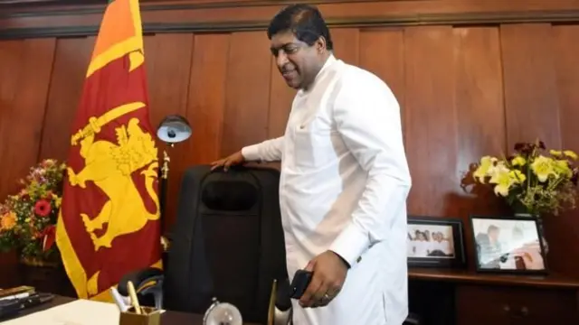 මාස තුනකට පසු ඔහුට විදේශ ඇමති පදවියද අහිමි විය
