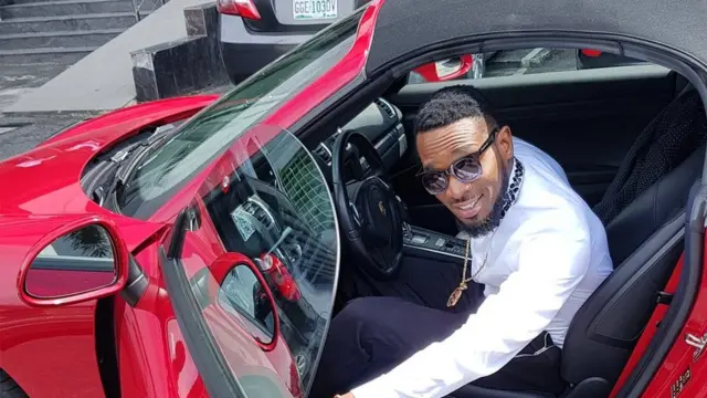 DBanj ninu ọkọ ayọkẹlẹ rẹ