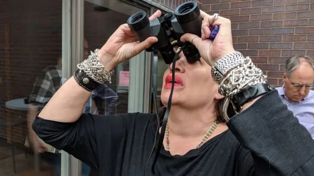 Одна жінка, яка назвалася Марією Люсією, принесла бінокль