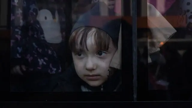 મારિયુપોલમાંથી લોકોને બહાર કાઢતી વખતે એક બાળકી બસમાંથી બહાર જોઈ રહી હતી. છેલ્લા બે દિવસથી માનવીય કૉરિડોર દ્વારા એક પણ વ્યક્તિને બહાર કાઢી શકાઈ નથી.