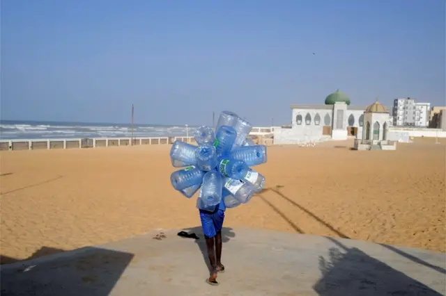 Haka kuma, ranar Talata wani yaro ya dauki robobi don ɗebo ruwa a wani masallaci a dakar, babban birnin Senegal.