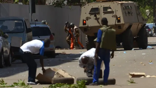 Eye Witnesses say five men with gun waka comot from one motor and begin shoot-shoot pipo wey dey waka pass before dem begin go di French embassy, wey dey centre of di city.