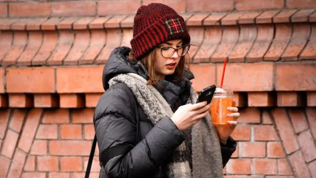 كيف تؤثر وسائل التواصل الاجتماعي على رضانا عن ملامحنا؟