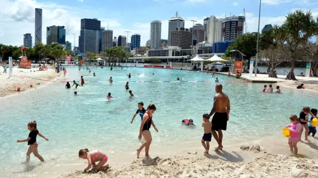 Брисбен может стать неплохим вариантом для тех, кто уже имеет опыт жизни в Австралии - там даже есть пляж, где можно поплавать в обеденный перерыв