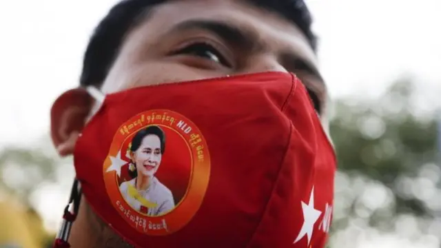 यंगून में विरोध प्रदर्शन करते युवा