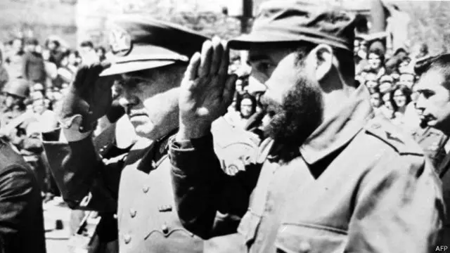 Pinochet e Fidel batem continência