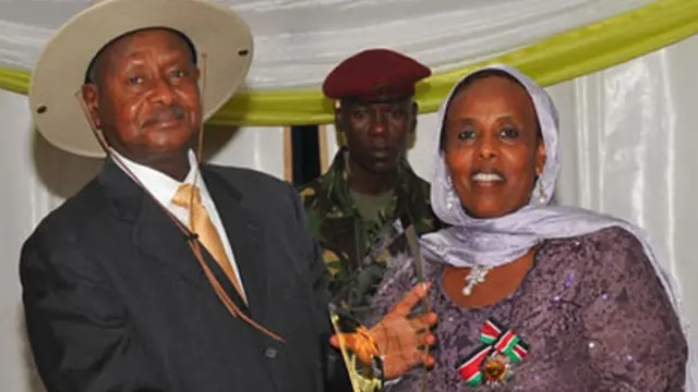 Amina oo la sawiran madaxweynaha Uganda Yoweri Musavani