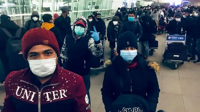 উহানের বিমানবন্দরে ইমিগ্রেশনের প্রাক্কালে বাংলাদেশিরা।