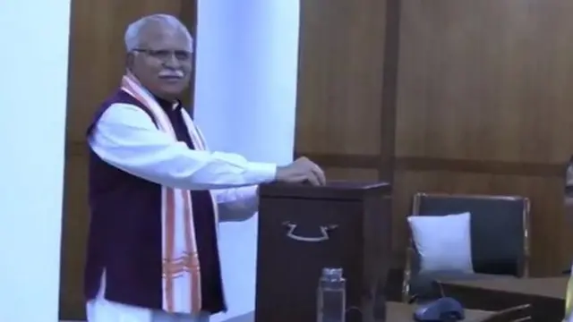 ਹਰਿਆਣਾ ਦੇ ਮੁੱਖ ਮੰਤਰੀ ਮਨੋਹਰ ਲਾਲ ਖੱਟਰ ਆਪਣਾ ਵੋਟ ਪਾਉਂਦੇ ਹੋਏ