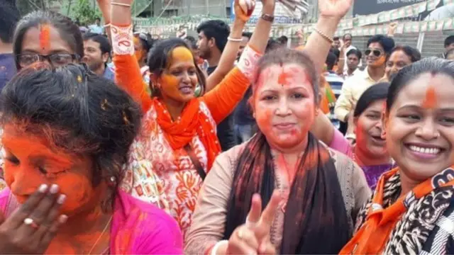 त्रिपुरा में जश्न मनाते बीजेपी समर्थक