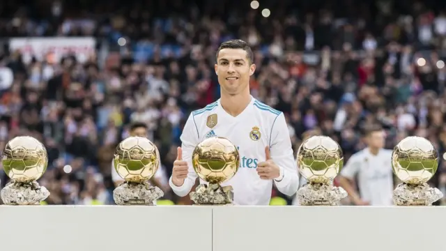 Cristiano Ronaldo enwetekwala nturuugo Ballon d'or ugboro ise.