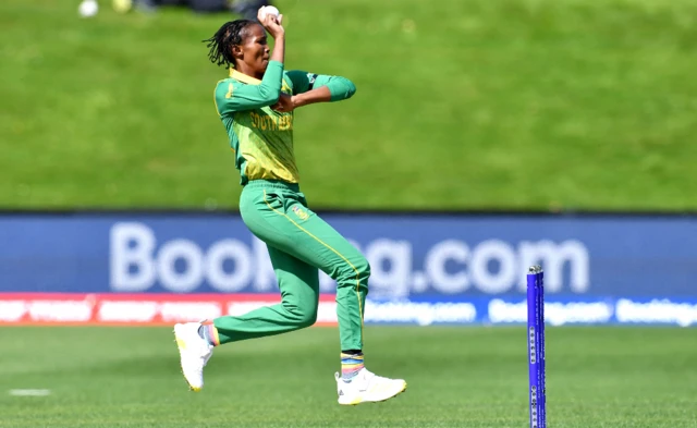 Kuwa gatandatu 05 Werurwe 2022 muri New Zealand, umukinnyi wa Cricket Ayabonga Khaka wa South Africa atera agapira mu mukino w'igikombe cy'isi na Bangladesh. Ikipe ye yatsinze uyu mukino
