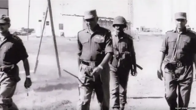 ਜਨਰਲ ਸਗਤ ਸਿੰਘ (ਵਿਚਾਲੇ)