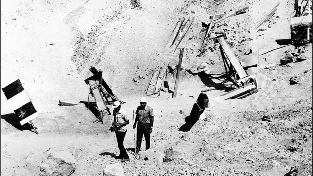 বিস্ফোরণের জায়গাটিতে তৈরি হওয়া বিশাল গর্ত।