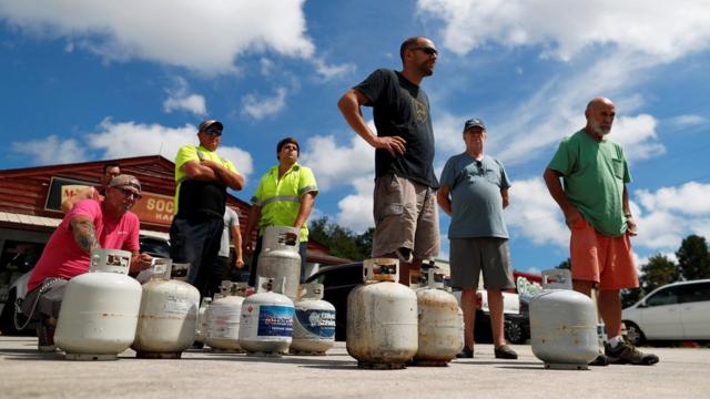 Imagem mostra moradores da Carolina do Sul com botijões de gás. Suprimento é um dos que a população tenta assegurar em preparativos para a chegada do furacão Florence