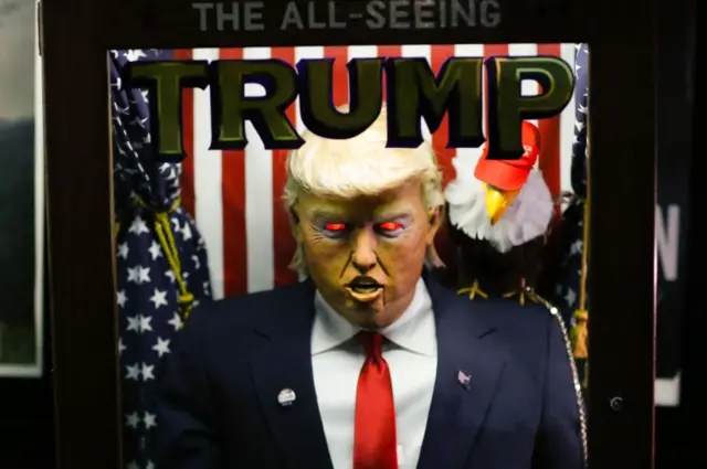 Un grupo de artistas instaló una máquina con un Trump "adivino".