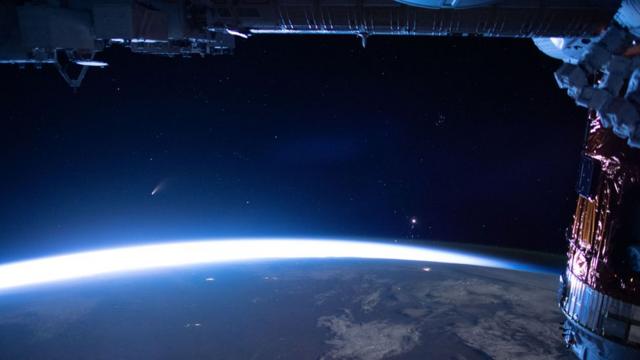 El brillo del cometa fue capturado a lo largo del horizonte en esta instantánea de la Estación Espacial Internacional el 5 de julio.