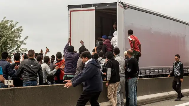 ফ্রান্স থেকে লরির পেছনে চেয়ে অনেকেই ব্রিটেনে আসার চেষ্টা করেন (২০১৫ সালের ছবি)।