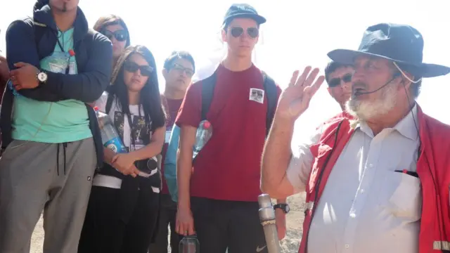 Jorge Galleguillos charlando con visitantes.