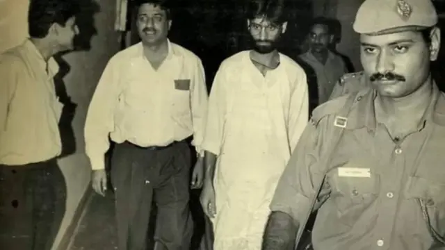 1966 ਵਿੱਚ ਸ੍ਰੀਨਗਰ ਵਿਖੇ ਪੈਦਾ ਹੋਏ ਯਾਸਿਨ ਮਲਿਕ ਹੁਣ ਤਿਹਾੜ ਜੇਲ੍ਹ ਦੀ ਕੈਦ ਵਿੱਚ ਹਨ।
