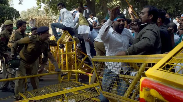 નવી દિલ્હી ખાતે નોટબંધીનો વિરોધ કરવામાં આવ્યો હતો જેમાં પોલીસે બળપ્રયોગ કરવો પડ્યો હતો