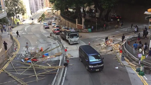 Баррикада из бамбуковых палок