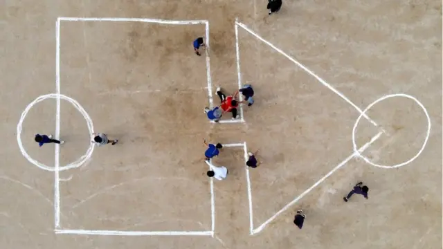 지난달 28일 대전 유성구 남선초등학교에서 5학년 학생들이 '오징어게임' 놀이를 하고 있다.