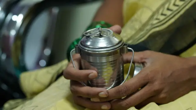 అమ్మపాల కోసం టిఫిన్‌తో మహిళ