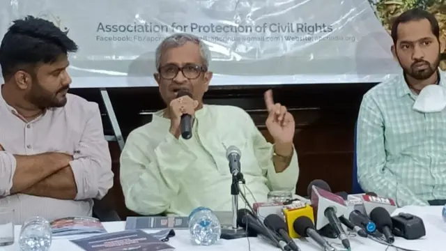 प्रेस कॉन्फ़्रेंस में क़ानूनी पक्ष पर बात करते सुप्रीम कोर्ट के वकील संजय हेगड़े