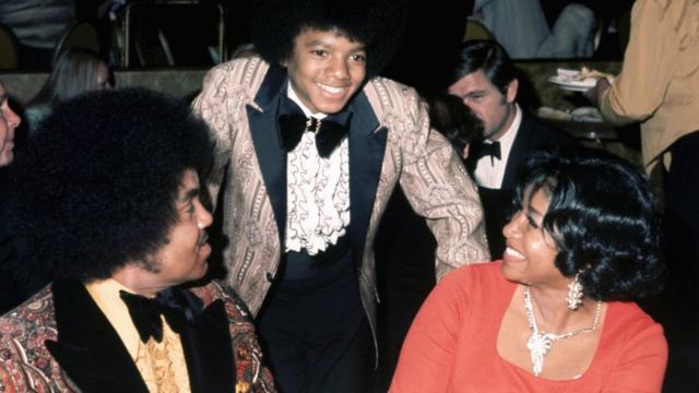 Michael Jackson de niño junto a sus padres.