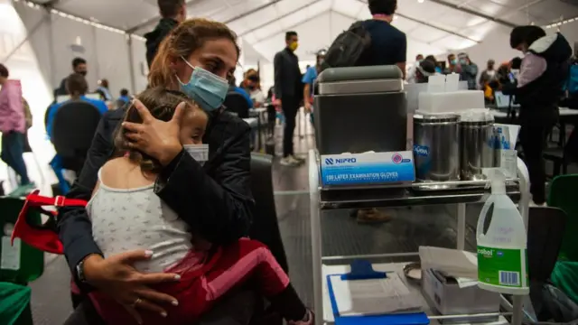 Mère tenant sa fille dans ses bras