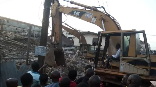 Ọkọ̀ to fẹ ẹ fa awọn to wa labẹ ile naa jade.