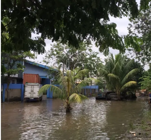 Genangan air yang sudah mencapai Sunter, Senin siang.
