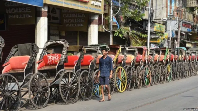 నిలిచిపోయిన రిక్షాలు