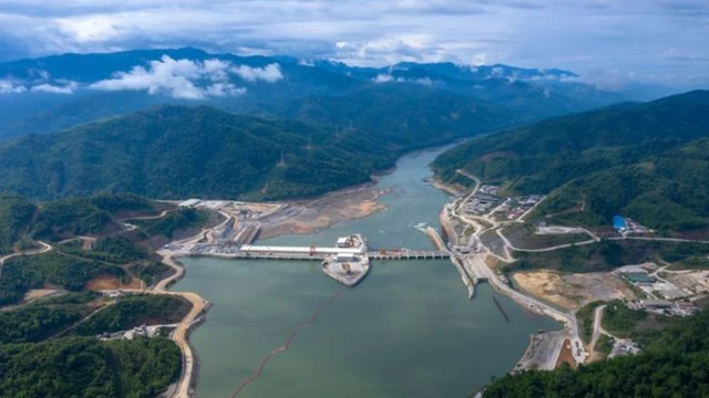 การสร้างเขื่อนทำให้ตะกอนทรายถูกพัดพามายังพื้นที่สามเหลี่ยมปากแม่น้ำลดลง