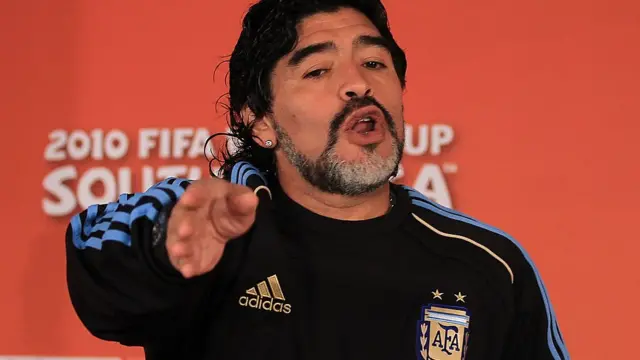Diego Maradona ka onye nhazi otu bọọlụ, ọ nọ na n'ọgbakọ ndị ntaakụkọ na Pretoria Saut Afrịka n'afọ 2010